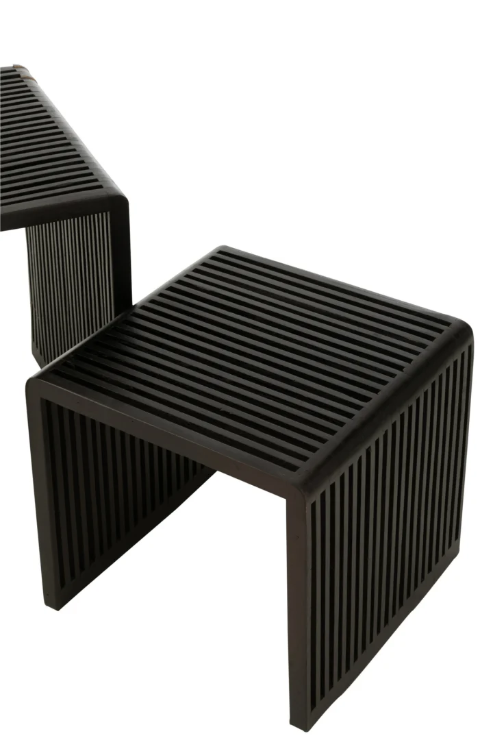 Een moderne set van 2 Kubus Recycle Teak Zwart salontafels met een zwarte afwerking, vierkante vorm, lattenbodem en open ontwerp; één tafel is gedeeltelijk zichtbaar op de achtergrond.