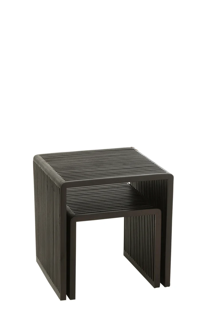De Set van 2 salontafels Kubus Recycle Teak Zwart bestaat uit twee moderne, rechthoekige nesttafels met lattenbodem en zijkanten in donker gerecycled teakhout. Door het minimalistische ontwerp past de kleinere tafel netjes onder de grotere.