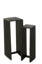 De Set van 2 bijzettafels Kubus Recycle Teak Zwart bestaat uit twee moderne, zwarte rechthoekige tafels van verschillende hoogtes met open latten aan de zijkanten en oppervlakken, samen afgebeeld op een witte achtergrond.