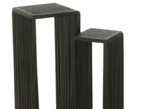 De Set van 2 bijzettafels Kubus Recycle Teak Zwart bestaat uit twee moderne, zwarte rechthoekige tafels van verschillende hoogtes met open latten aan de zijkanten en oppervlakken, samen afgebeeld op een witte achtergrond.
