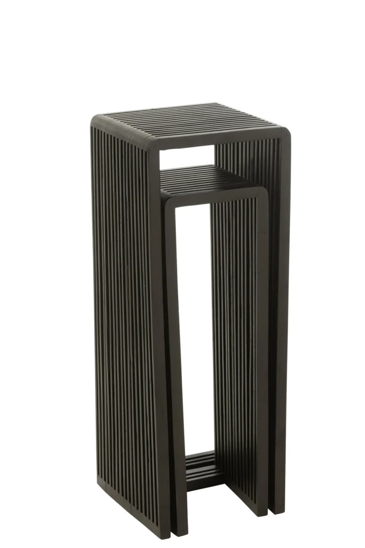 De set van 2 bijzettafels Kubus Recycle Teak Zwart bestaat uit moderne, rechthoekige zwarte tafels met latjes en zijkanten; één tafel schuift netjes onder de andere.
