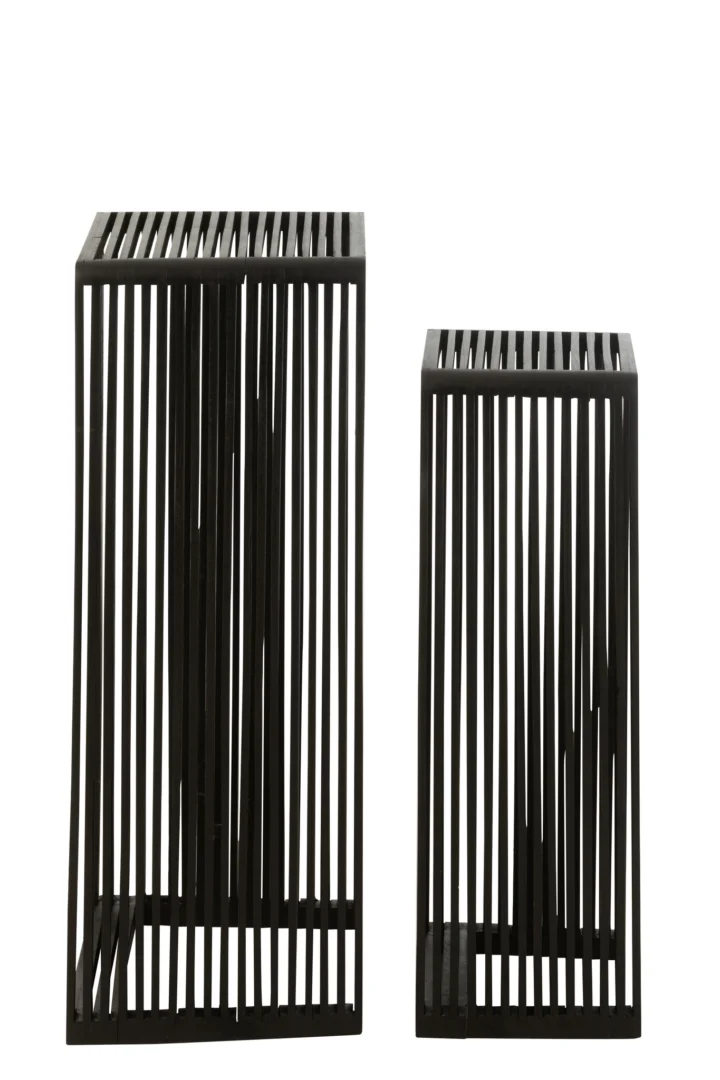Set van 2 bijzettafels Kubus Recycle Teak Zwart: moderne, minimalistische zwarte bijzettafels van metaal en gerecycled teak in rechthoekige vormen, één hoger en één lager, met open verticale latten en geometrisch ontwerp.