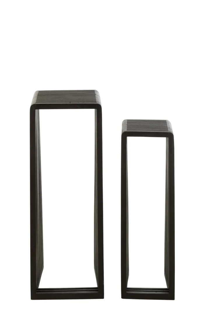 De Set van 2 bijzettafels Kubus Recycle Teak Zwart bestaat uit twee zwarte rechthoekige nesttafels van verschillende hoogtes, elk met een minimalistisch open frame en een blad van teakhout met latten, tegen een effen witte achtergrond.