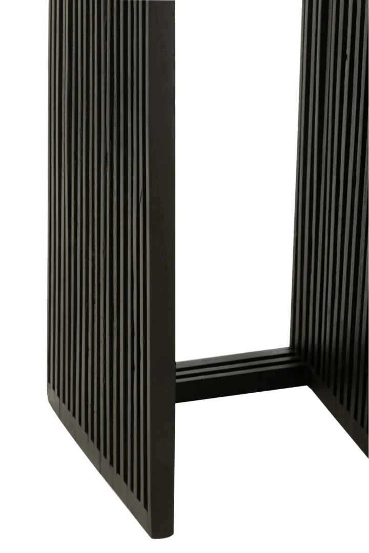 Close-up van de basis van de Set van 2 bijzettafels Kubus Recycle Teak Zwart, gemaakt van donker gerecycled teakhout met verticale latten en een rechthoekige vorm, met nadruk op het gestructureerde oppervlak en de stevige constructie.
