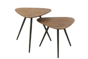 De Set van 2 tafels Driehoek Recycle Teak Natuurlijk bestaat uit twee moderne bijzettafels met driehoekige bladen van gerecycled teakhout en elk drie zwarte poten, overlappend afgebeeld tegen een witte achtergrond, waarbij de ene tafel iets hoger is dan de andere.