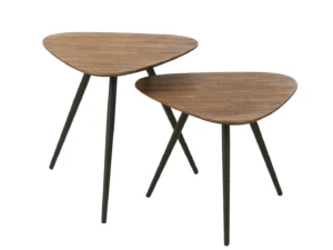De Set van 2 tafels Driehoek Recycle Teak Natuurlijk bestaat uit twee moderne bijzettafels met driehoekige bladen van gerecycled teakhout en elk drie zwarte poten, overlappend afgebeeld tegen een witte achtergrond, waarbij de ene tafel iets hoger is dan de andere.