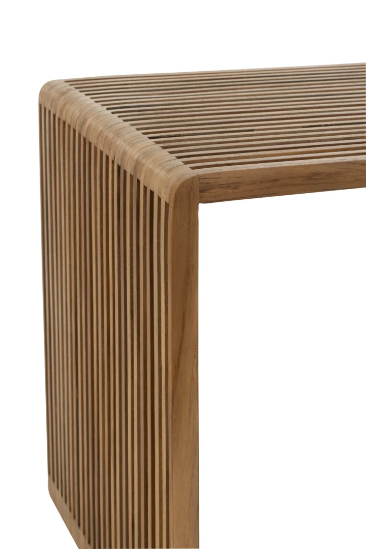 Close-up van de Set van 2 salontafels Kubus Recycle Teak Natuurlijk, met het moderne, minimalistische ontwerp met gladde, afgeronde randen en verticale latten gemaakt van natuurlijk gerecycled teakhout.