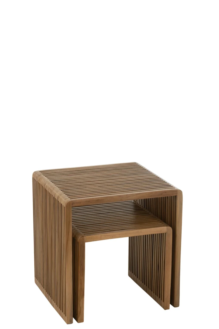 Set van 2 salontafels Kubus Recycle Teak Natuurlijk: twee minimalistische houten bijzettafels met latjes aan zijden en bladen; de kleine tafel schuift onder de grote. Beide zijn gemaakt van lichtbruin gerecycled teakhout.