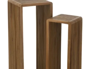 Set van 2 bijzettafels Kubus Recycle Teak Natuurlijk met een modern open ontwerp, rechthoekige vorm en gelat houten zijkanten en bovenkanten. De ene tafel is hoger dan de andere; beide staan afgebeeld tegen een witte achtergrond.