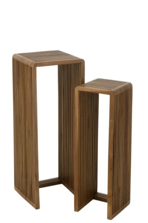 Set van 2 bijzettafels Kubus Recycle Teak Natuurlijk met een modern open ontwerp, rechthoekige vorm en gelat houten zijkanten en bovenkanten. De ene tafel is hoger dan de andere; beide staan afgebeeld tegen een witte achtergrond.