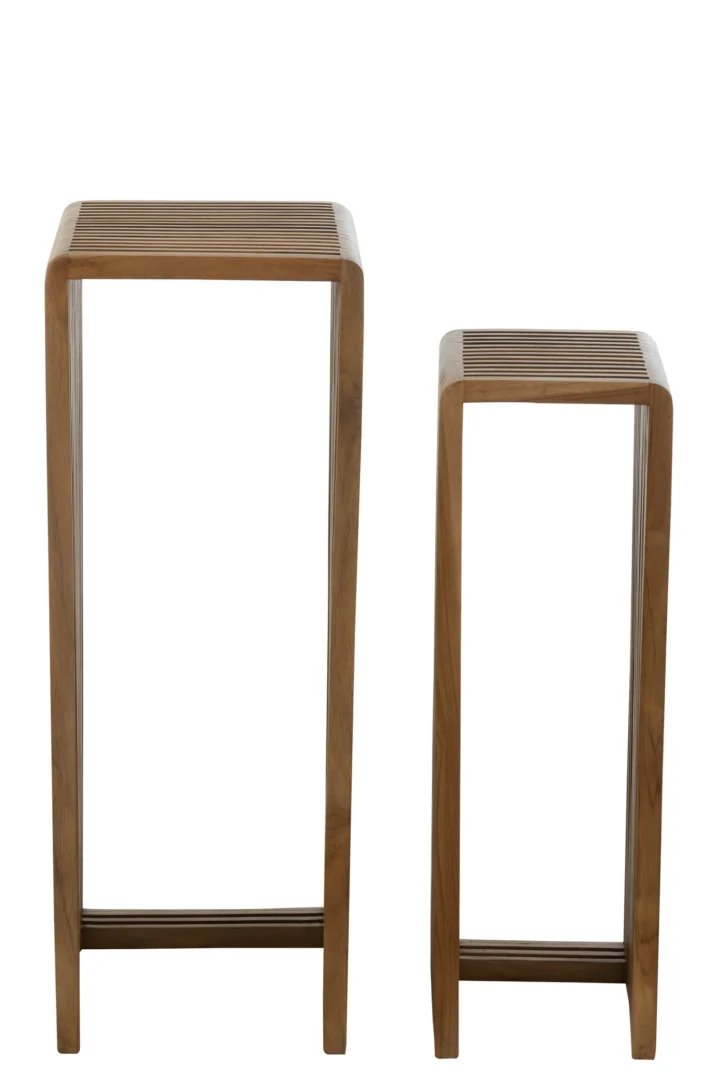 De Set van 2 bijzettafels Kubus Recycle Teak Natuurlijk bestaat uit twee kubusvormige bijzettafels van verschillende hoogtes, gemaakt van gerecycled teakhout met een natuurlijke afwerking en een modern, minimalistisch ontwerp.