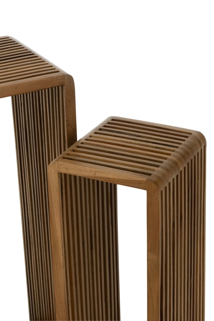 Set van 2 bijzettafels Kubus: twee houten tafeltjes van gerecycled teakhout met rechthoekig blad, verticale latten en afgeronde hoeken in een minimalistisch, modern ontwerp. De tafels overlappen gedeeltelijk op een witte achtergrond.