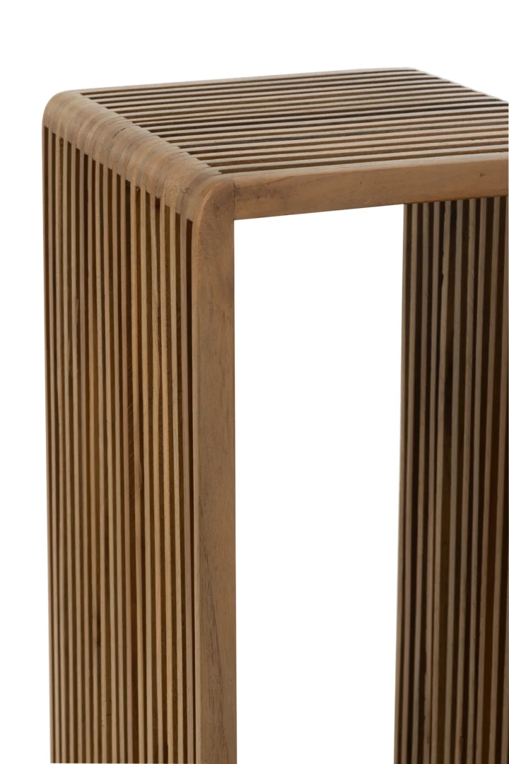 Close-up van de set van 2 bijzettafels Kubus Recycle Teak Natuurlijk, met een modern ontwerp met gelijkmatig verdeelde verticale lamellen en afgeronde hoeken, tegen een witte achtergrond.