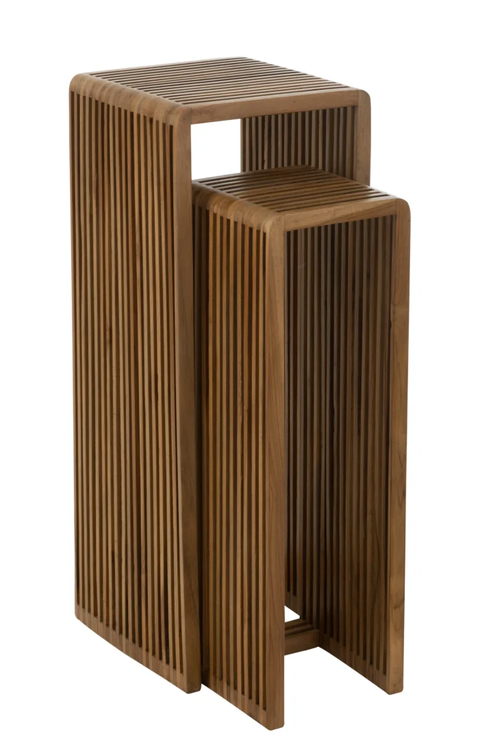 Set van 2 bijzettafels Kubus van gerecycled teakhout met latjes aan zijkanten en bovenblad. De kleinere tafel past perfect onder de grotere voor een moderne, minimalistische look.