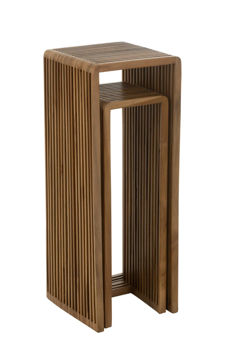 Set van 2 bijzettafels Kubus Recycle Teak Natuurlijk: moderne, rechthoekige houten tafels met verticale latjes, één kleiner tafeltje onder het grotere, beide in natuurlijke hout-afwerking tegen een witte achtergrond.