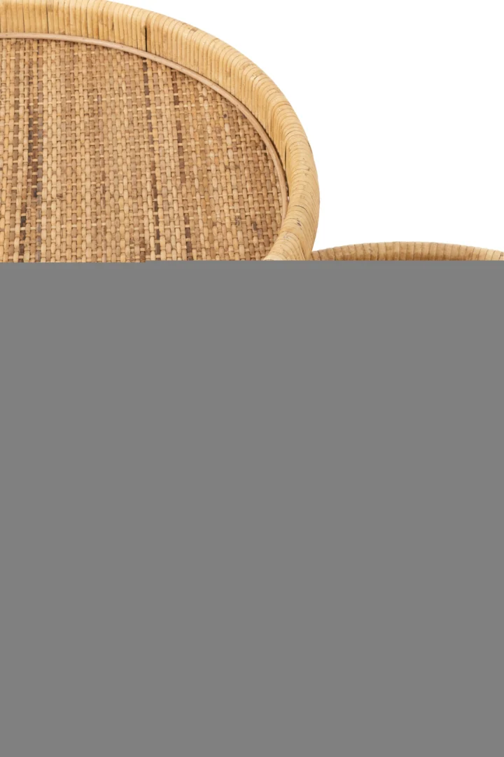 Set van 2 bijzettafels Lurne Rotan/Sparrenhout Natuurlijk met ronde rotan bladen, verhoogde rand en geweven oppervlak in naturel tan- en bruintinten; een deel van de tweede tafel is ernaast zichtbaar.