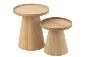 De Set van 2 bijzettafels rond+randen hout natuurlijk bestaat uit twee ronde bijzettafels van natuurlijk hout met een conisch onderstel - één hoog, één kort - beide met een modern, minimalistisch ontwerp.