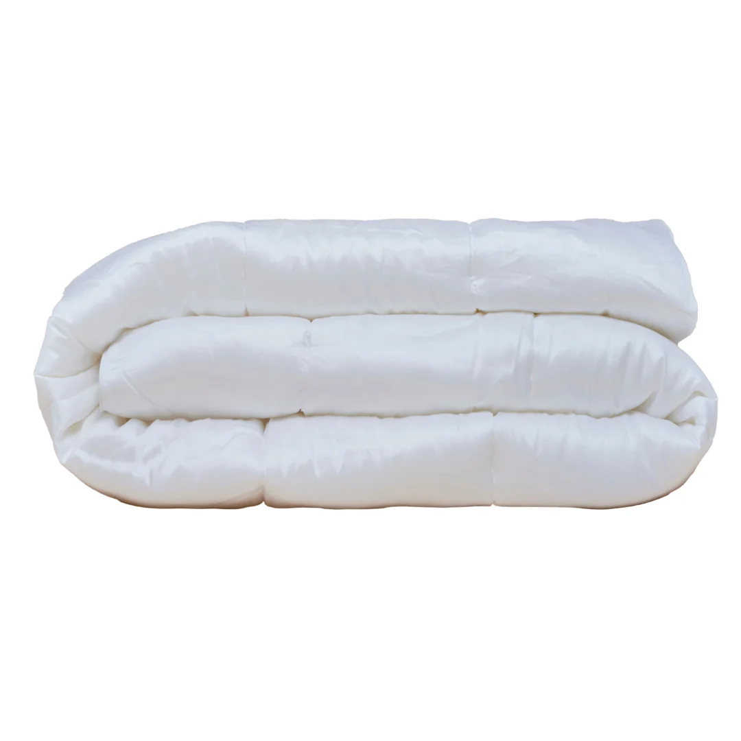 Het Dekbed Koningin (200 x 220) Comfortabel klimaat is netjes gevouwen afgebeeld tegen een effen witte achtergrond.