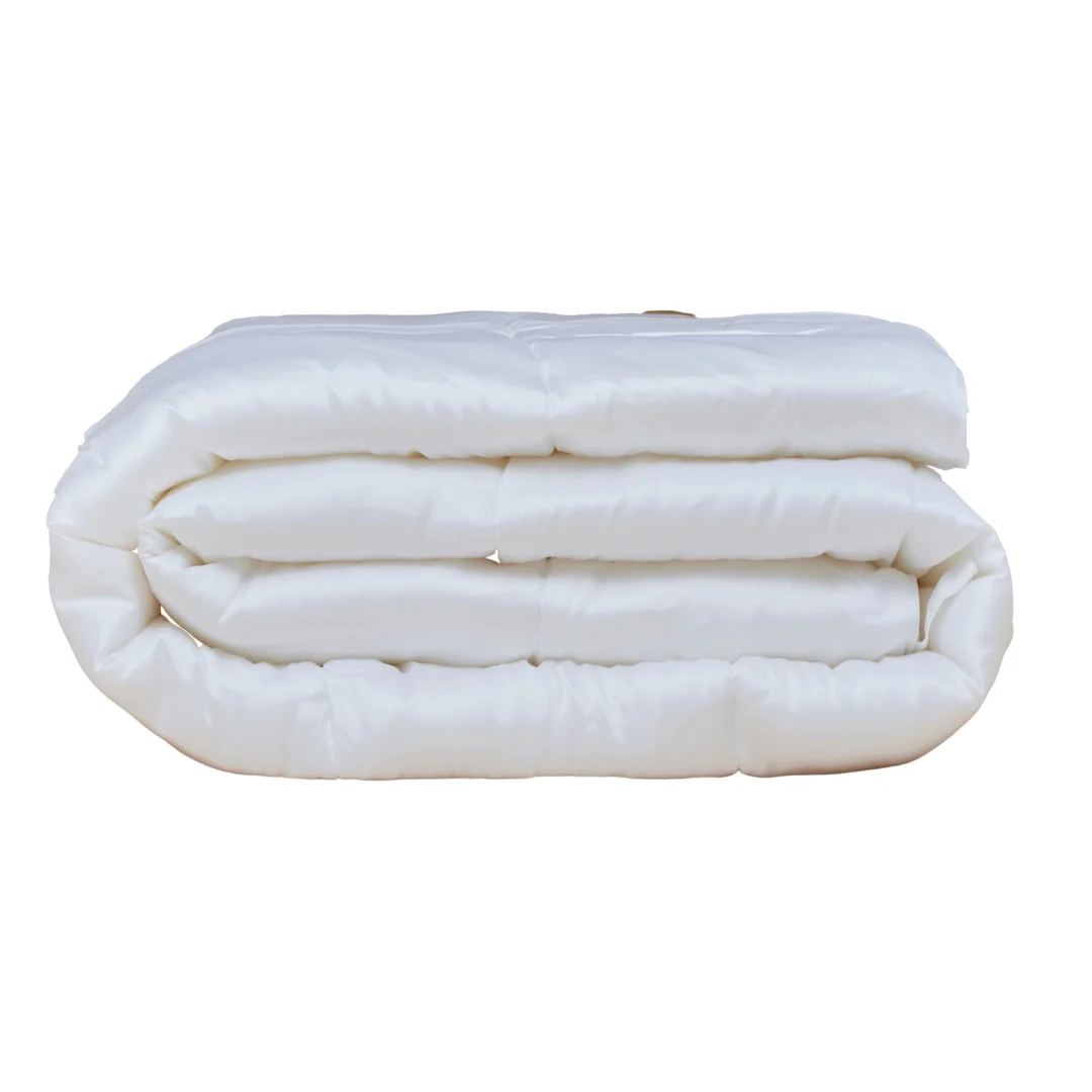 Het Dekbed Tweepersoonsbed (260 x 220), een milieuvriendelijke keuze, ligt wit en luchtig gevouwen op een effen witte achtergrond.