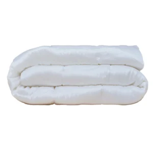 Een netjes gevouwen Dekbedovertrek 260x220 Hypoallergeen, dik en wit, is geplaatst op een effen witte achtergrond.