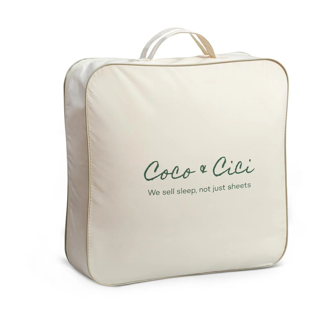 Een crèmekleurige stoffen tas met een handvat, met "Coco & Cici" en "We sell sleep, not just sheets" in het groen op de voorkant, ontworpen om het Dekbedovertrek 260x220 Hypoallergeen beddengoed in op te bergen.