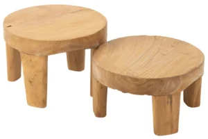 Twee ronde Bijzettafels van Bijzettafel Roest, elk gemaakt van teakhout met zichtbare nerven en een natuurlijke afwerking, staan naast elkaar op iets verschillende hoogtes (50 cm en 35 cm).