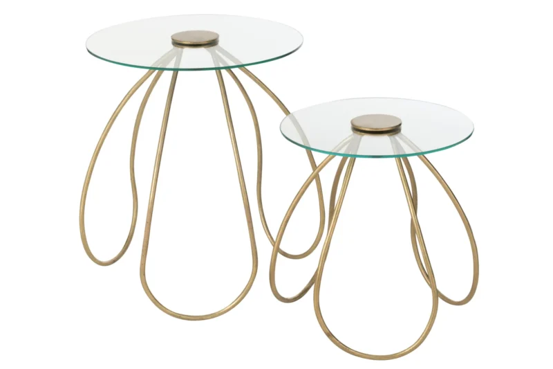 De Bijzettafel Goud Rond Metaal set bestaat uit twee moderne bijzettafels met ronde glazen bladen en gouden metalen onderstellen met een lusvormig open ontwerp; de ene tafel is iets hoger dan de andere.