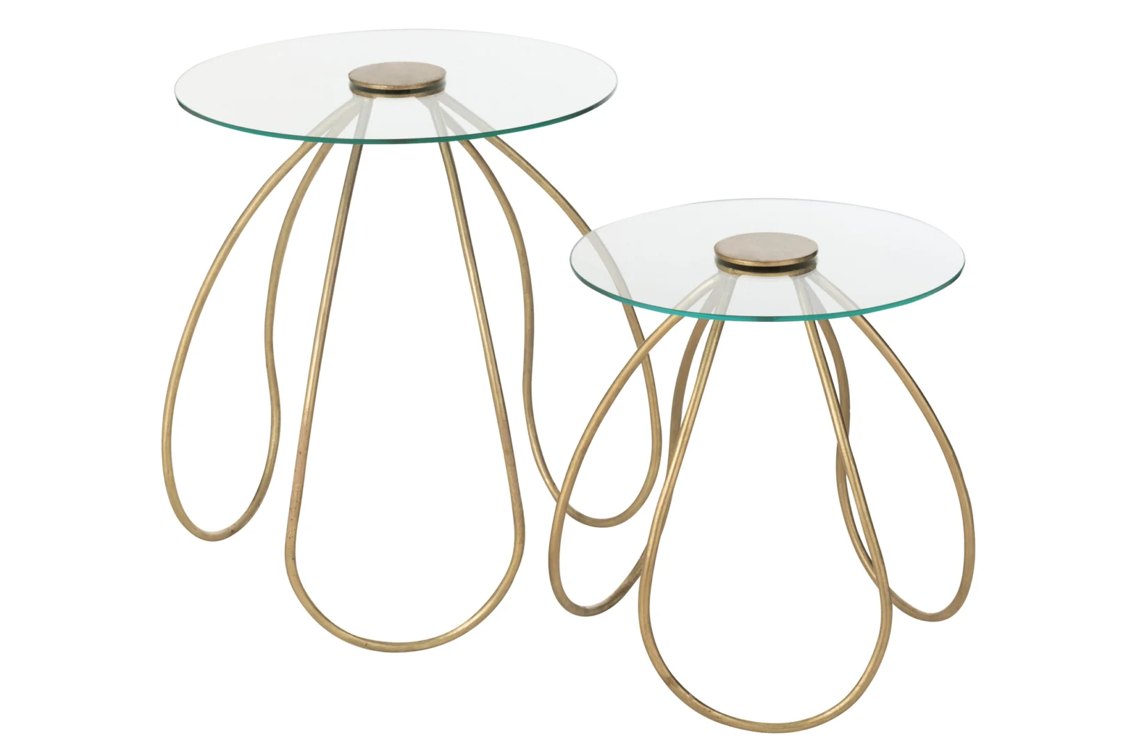 De Bijzettafel Goud Rond Metaal set bestaat uit twee moderne bijzettafels met ronde glazen bladen en gouden metalen onderstellen met een lusvormig open ontwerp; de ene tafel is iets hoger dan de andere.