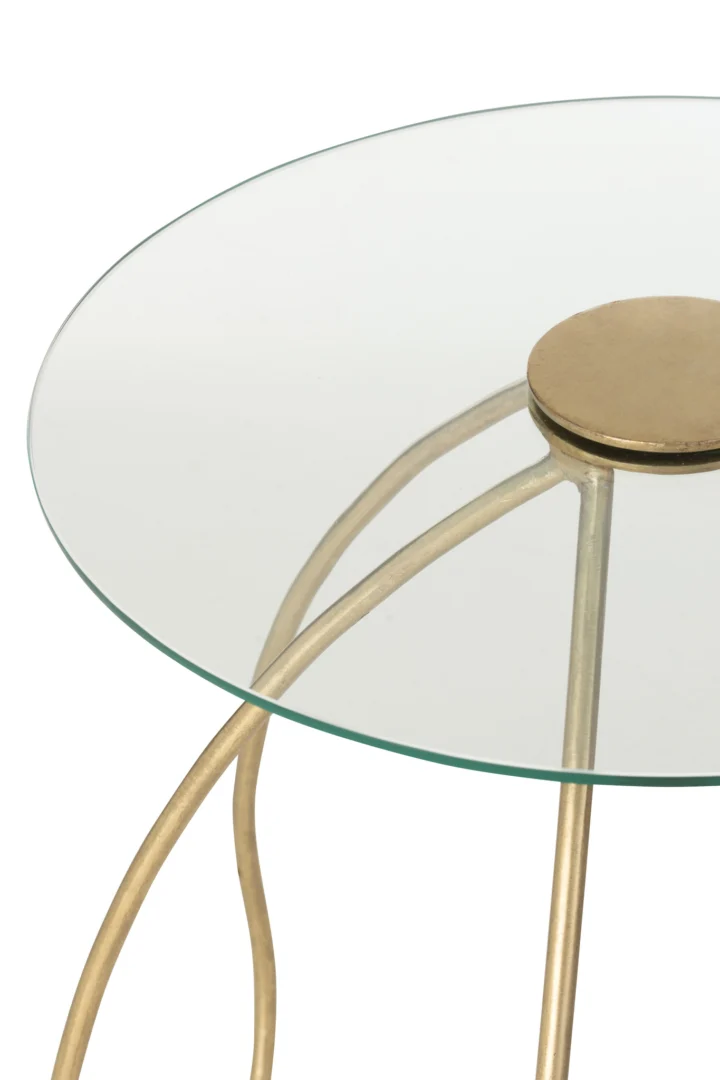 De Bijzettafel Goud Rond Metaal is een rond glazen tafelblad met een gouden metalen frame, een centrale gouden schijf en gebogen poten, met een modern minimalistisch ontwerp.