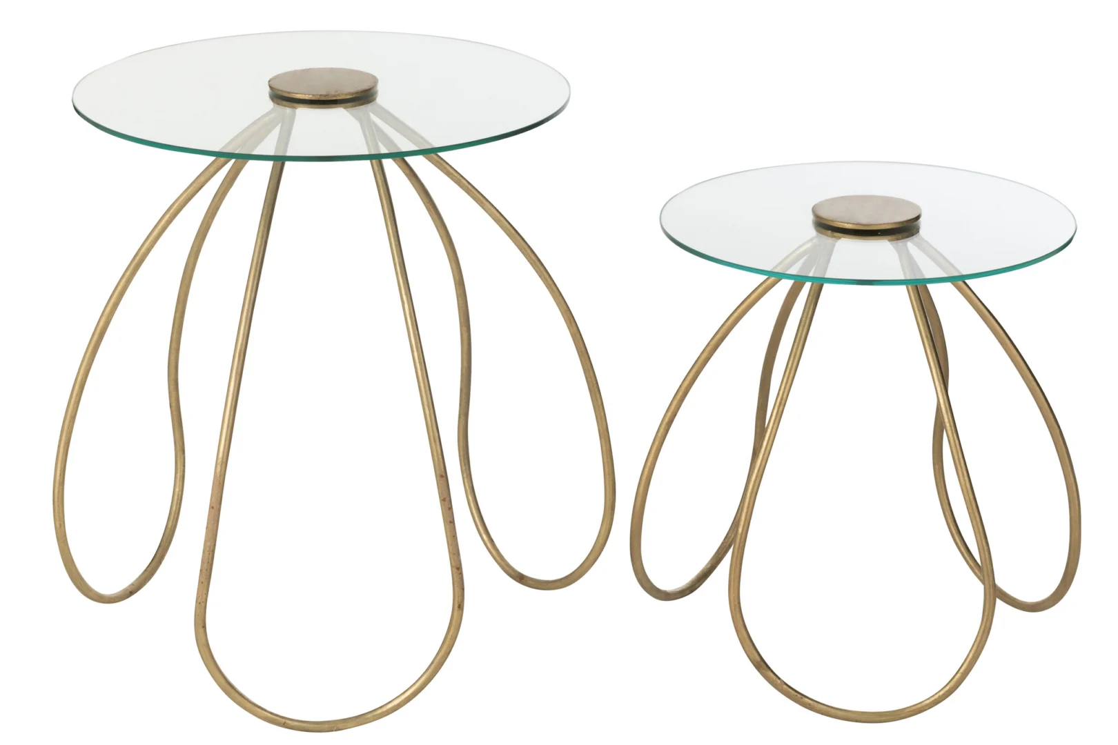 De Bijzettafel Goud Rond Metaal bestaat uit twee moderne accenttafels met ronde glazen bladen en gouden metalen onderstellen, elk met elegante gebogen lusvormige poten. De tafels verschillen in hoogte en grootte en staan naast elkaar tegen een witte achtergrond.