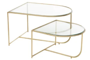 De Bijzettafel Goud 62 x 35 CM Metaal set bestaat uit twee nesttafels met een goud metalen frame en een helder glazen blad. Door de mix van ronde en rechte randen kunnen de tafels gedeeltelijk onder elkaar worden genest.