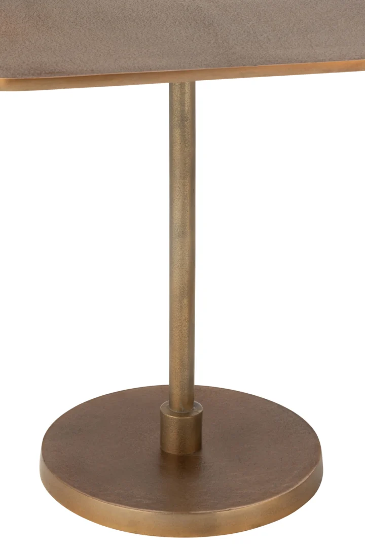 Een close-up van de Bijzettafel Goud 50 x 50 CM Aluminium toont de ronde, goudkleurige metalen voet en de centrale paal die het tafelblad ondersteunt, met het moderne ontwerp tegen een effen witte achtergrond.
