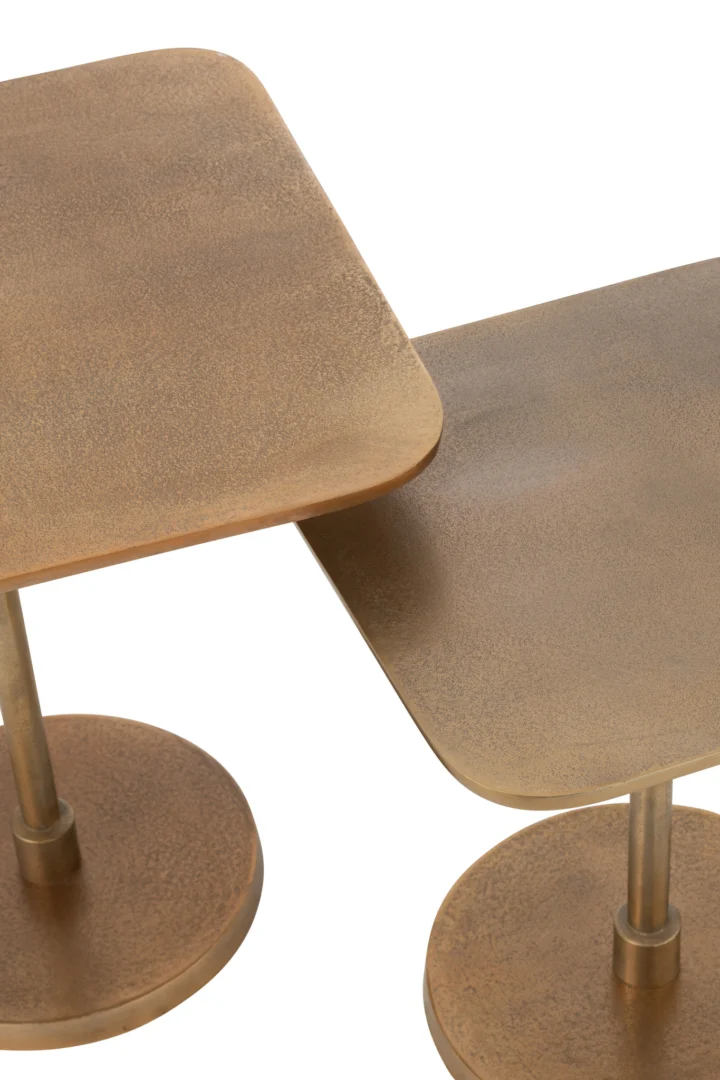 Twee Bijzettafels Goud 50 x 50 CM Aluminium tafels met metalen, vierkante bladen, afgeronde hoeken en cilindrische onderstellen verschijnen op verschillende hoogtes, licht overlappend, van bovenaf gefotografeerd op een witte achtergrond.