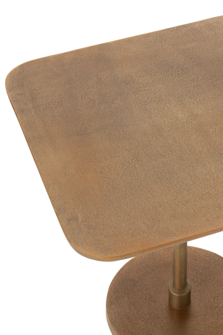 Een close-up van de Bijzettafel Goud 50 x 50 CM Aluminium toont het gladde rechthoekige blad met afgeronde hoeken, de warme gouden afwerking en het stevige ontwerp met een centrale metalen paal op een ronde basis.