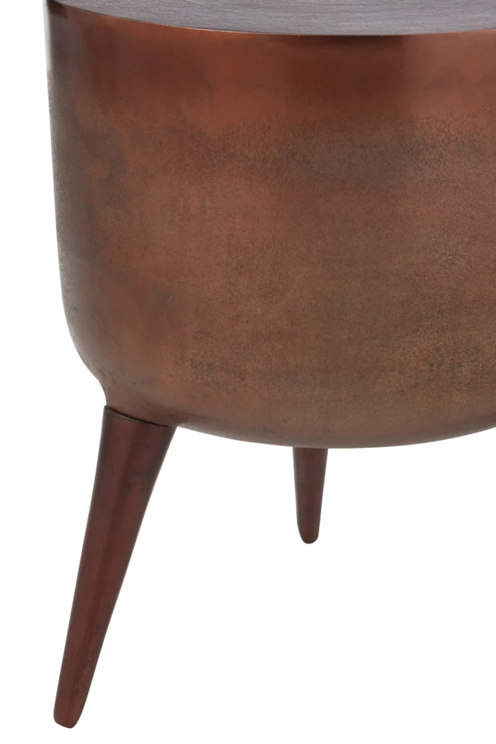 Close-up van de onderste helft van de Bijzettafel Brons 34 x 41 CM Vierkant, gemaakt van aluminium met een bronzen afwerking en drie taps toelopende poten. Het vierkante oppervlak is glad met een licht gevlekte textuur.