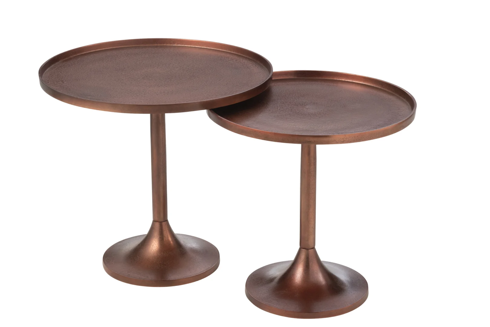 De Set van 2 tafels Aluminium Brons bestaat uit twee ronde, metalen bijzettafels met opstaande randen en voetstukken in een bronzen afwerking; één tafel is hoger en ze staan naast elkaar met een lichte overlapping.