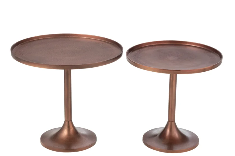 De Set van 2 tafels Aluminium Brons bestaat uit twee ronde bronskleurige bijzettafels van verschillende hoogtes, elk met een glad blad en een stevige centrale steun met een brede basis.