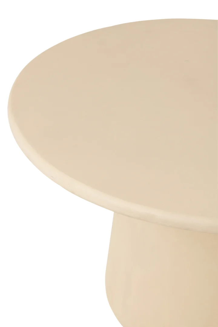 Een close-up van de Eettafel Ram Berkenmultiplex Beige, met een rond, beige oppervlak en een dikke cilindrische basis, tegen een witte achtergrond.