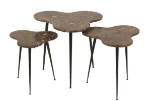 Set van drie bijzettafels Bruin Zwart (61 x 61 cm) met vierkante bruin marmeren bladen en slanke zwart metalen poten. De hoogtes variëren; zet ze bij elkaar of los van elkaar voor veelzijdig gebruik.