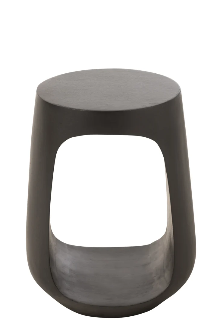 De Bijzettafel Zwart is een moderne, donkergrijze cilindrische bijzettafel gemaakt van mangohout, met een glad oppervlak en een grote ovale uitsparing in het midden voor een open, sculpturale uitstraling. Afmetingen: 35 x 35 cm.