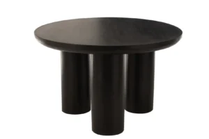 De Eettafel Trio Mangohout Zwart is een ronde, moderne zwarte tafel met een glad blad en drie dikke cilindrische poten, afgebeeld tegen een effen witte achtergrond.
