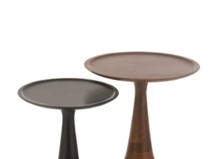 Set van 2 bijzettafels Paro van mangohout in bruin en zwart met ronde bladen en brede voet. De tafels zijn modern, minimalistisch en staan tegen een witte achtergrond.