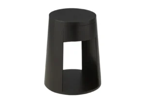 Bijzettafel Zwart Mangohout Industrieel: zwarte, cilindrische bijzettafel met een glad blad, open beenplank en kleine lade bovenin; modern en minimalistisch design.