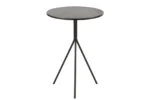 De Salontafel Rond Metaal Zwart is een kleine, ronde, zwart metalen bijzettafel met een dun tafelblad en drie slanke poten in een driepoot basis.