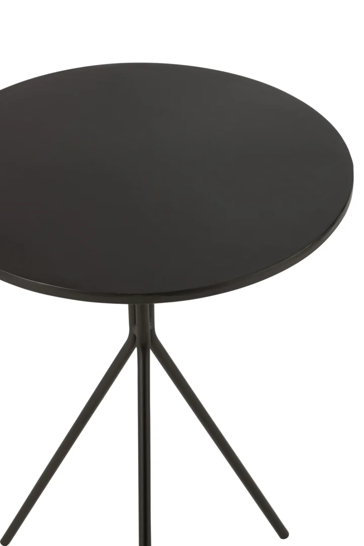 De Salontafel Rond Metaal Zwart is een ronde zwart metalen bijzettafel met drie slanke poten tegen een witte achtergrond.