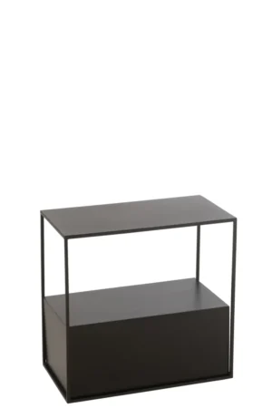 De Bijzettafel Zwart 55 CM Rechthoek Metaal is een moderne, minimalistische zwart metalen bijzettafel met een open rechthoekig frame, een plat blad en een afgesloten opbergvak aan de onderkant.