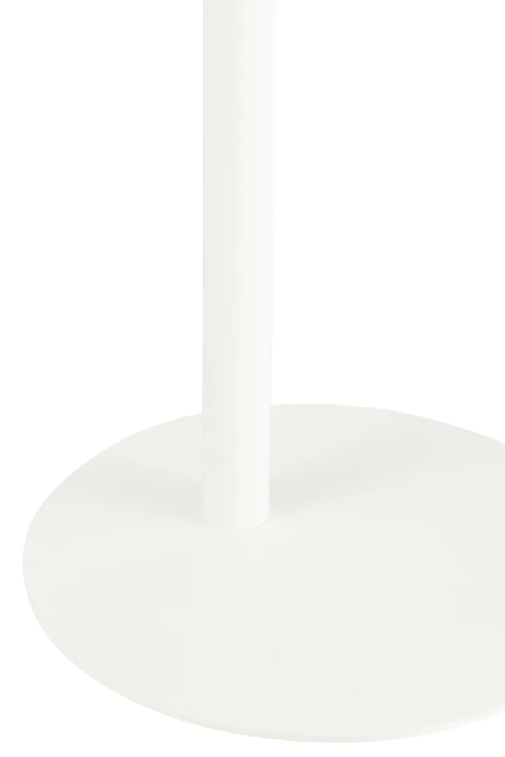 Een close-up van de Bijzettafel Wit 50 CM Metaal toont de ronde, platte wit metalen voet met een verticale cilindrische paal in het midden, tegen een effen witte achtergrond.