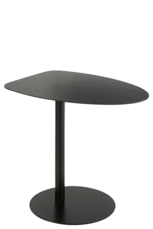 De Bijzettafel Zwart 40 x 50 CM Ijzer is een moderne zwarte bijzettafel met een centrale voet en een asymmetrisch, afgerond driehoekig tafelblad, afgebeeld tegen een witte achtergrond.
