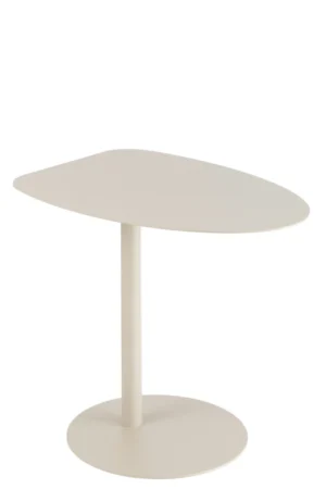 De Bijzettafel Greige, Grijs (55 x 50 CM) is een moderne, minimalistische metalen bijzettafel met een glad, asymmetrisch ovaal blad, een centrale cilindrische poot en een rond plat onderstel in een lichtbeigegrijze afwerking.