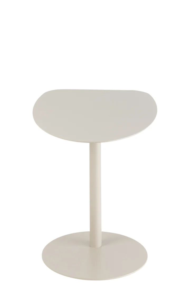 De Bijzettafel Greige, Grijs (55 x 50 cm) is een moderne metalen bijzettafel met een lichtbeige afwerking, met een ronde basis, een centrale steun en een afgerond driehoekig tafelblad, afgebeeld tegen een witte achtergrond.